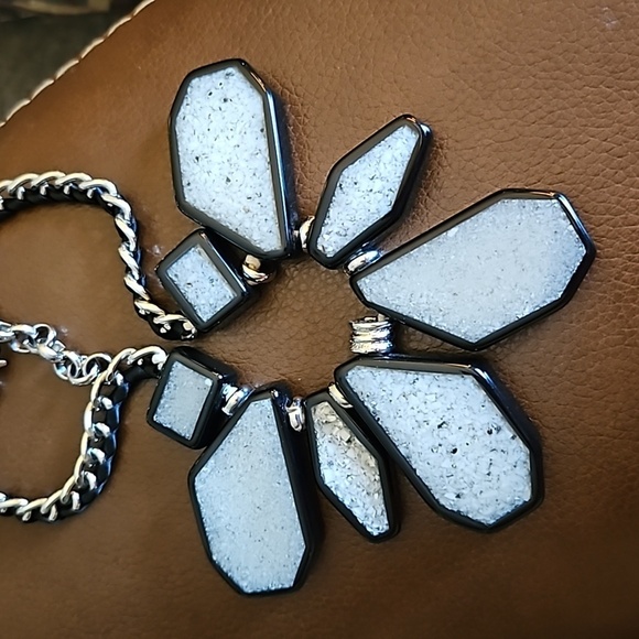 VTG Two-tone Geometric Atomic Mod Resin Statement Ribbon Chain Necklace - Picture 2 of 6